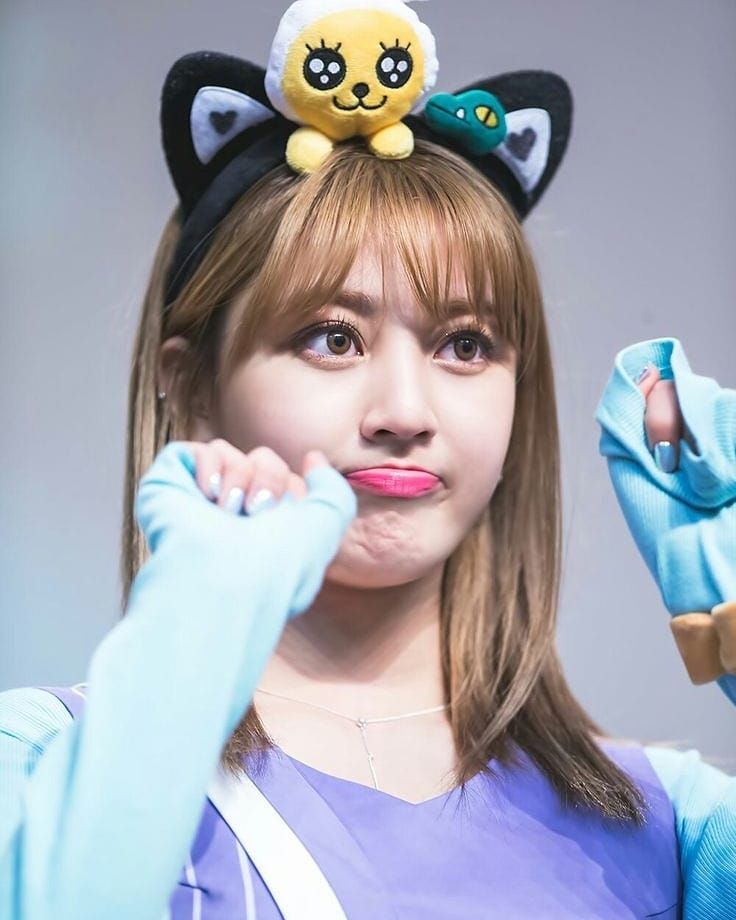 Jihyo's round cheeks- a very fluffy thread