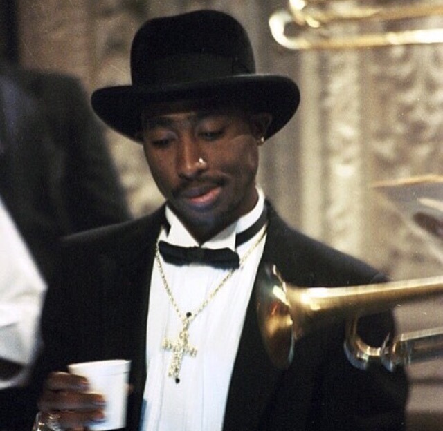 Anyways talking abt his planets in signs only, Pac had a grand air trine (mars-uranus-mercury) : it shows someone who could use his mind and words to influence others, to be really listened to and also an ability to be a true social chameleon (he was a rapper, actor, model..)