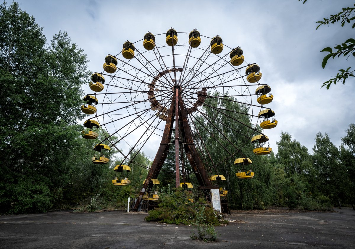 16/ Now Pripyat is, to many of those who visit, a dark amusement park of sorts - it's bragging rights, a place to gawk at, a check mark on an "I'm different!" scorecard. Those who live there don't understand why people come from so far to see it, because to them it's a corpse