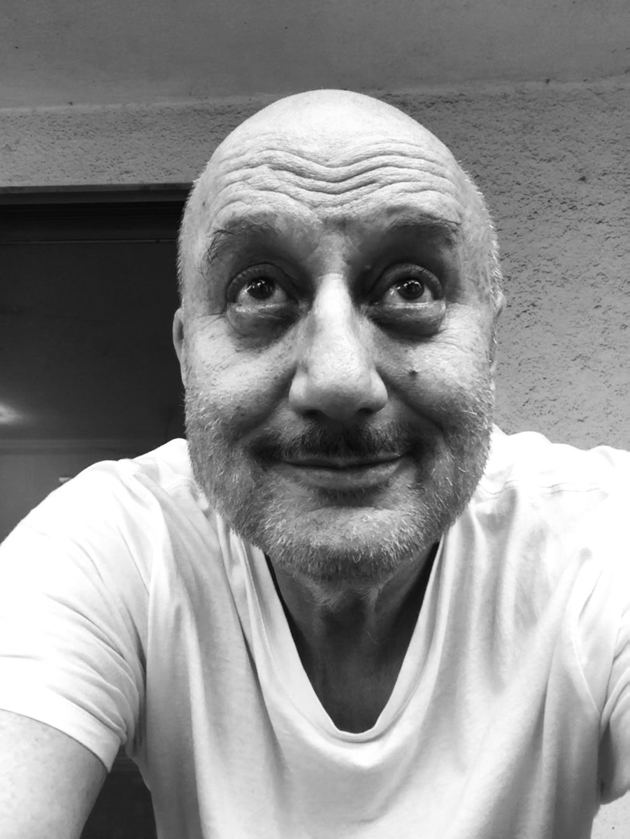 AnupamPKher's tweet photo. ऐ ज़िंदगी...तेरी नाराज़गी से क्या होगा? 
मुस्कुराना मेरी आदतों में शामिल है! :) https://t.co/o4DPbm7foi