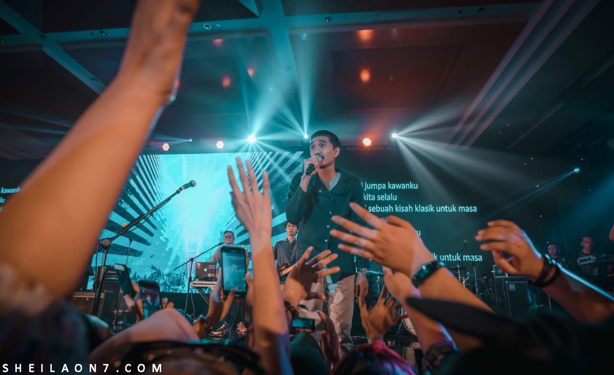 rizza_ubd19's tweet photo. Mudah saja bagimu,,
Mudah saja untukmu..
Coba saja,,
Lukamu seperti lukaku.
.
.
.
#mudahsaja
#sheilaon7 https://t.co/dEyqIJJGiC
