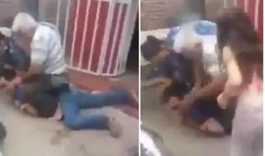 NoticieroGT's tweet photo. #VIRAL: #Colombia
| CIRCULA EN REDES SOCIALES

NIÑA GRITA PARA QUE HOMBRE NO LE PEGUE A SU PAPÁ QUIEN NO LOGRÓ JUNTAR PARA LA RENTA

Esto sucedio en colombia mas info aqui.. https://t.co/2VB5yTaG1l https://t.co/fG6500kNzN