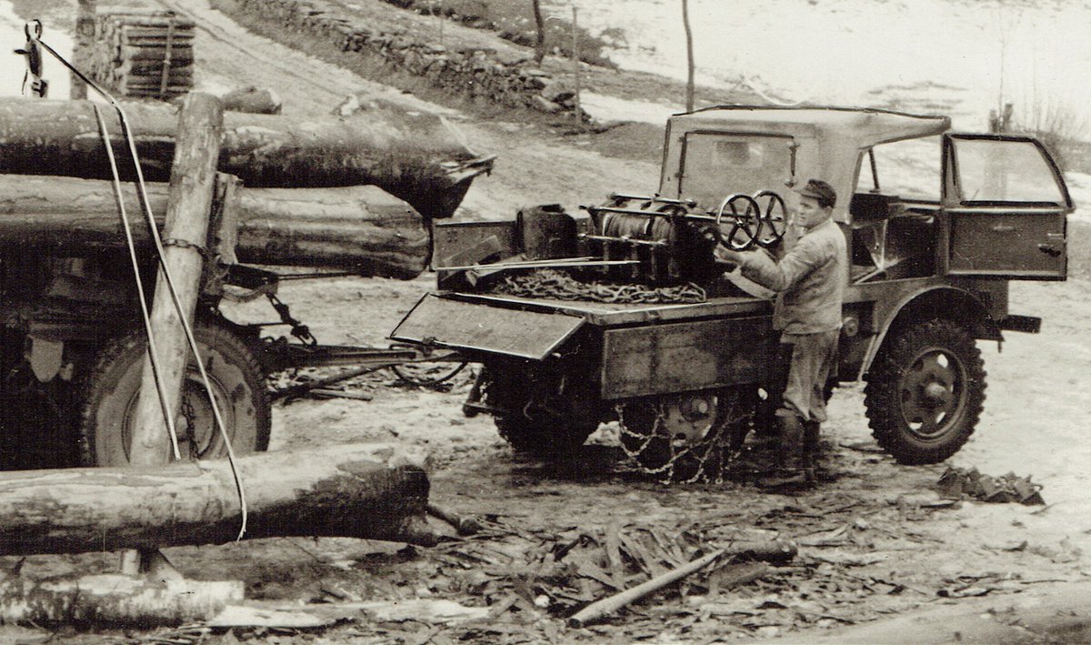 UnimogCommunity's tweet photo. 1954: Unimog 25 PS mit Rotzler Seilwinde. Unimog 25 HP with Rotzler cable winch. #mercedesbenz #cars #carsofinstagram #gaggenau #unimog #4x4 #daimler #ucg #unimogfan #unimogmuseum #unimogclubgaggenau #unimogveteranenclub #forestry #seilwinde #forst #forstwirtschaft #rotzler https://t.co/oFWiG0N82Q