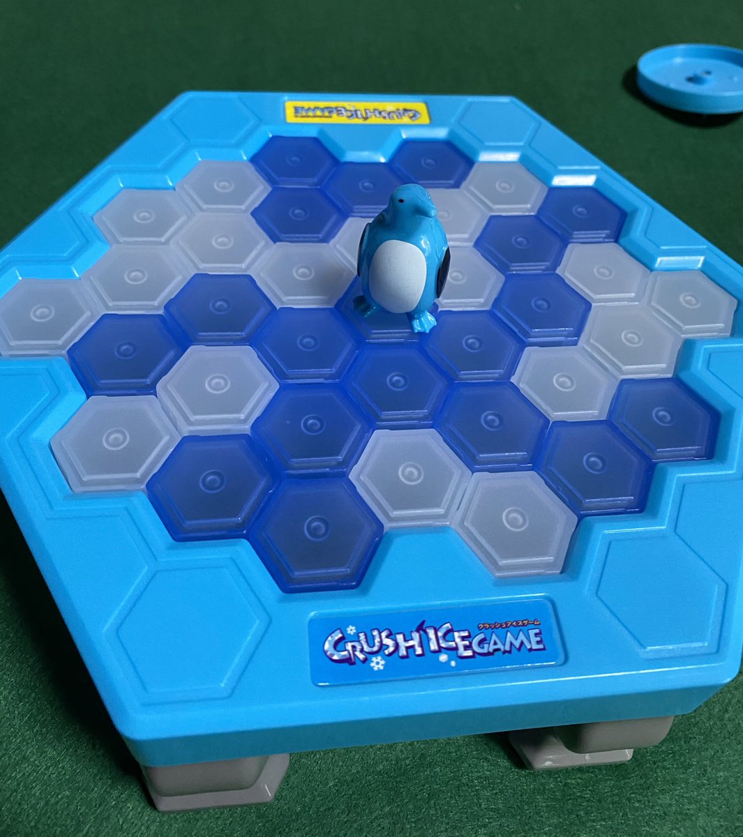 えっぐ クラッシュアイスゲーム ルーレットで指定した氷を順番に叩いて真ん中のペンギンが落ちてしまったら負けって単純なルールでとても敷居が低い たまに事故が起こってゲラゲラ笑える あと安価なのも良ポイント この人形はペンギンに見えない