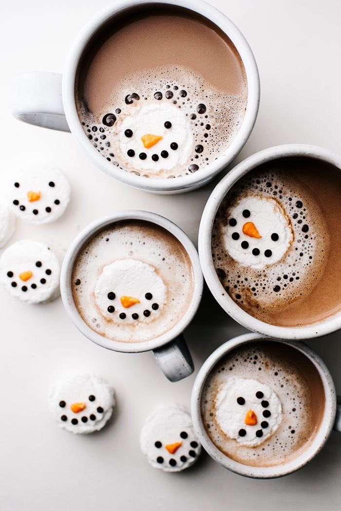 sundijk's tweet photo. O pessoal inteiro interagindo na fogueira e eu aqui dentro fugindo da neve fazendo chocolate quente de Olaf 
[#EastAspen] [#NaNeve] https://t.co/bEDm6xzcdK