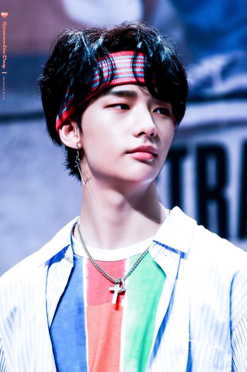 if you dont think hyunjin looks superior with headband then you dont deserve rights