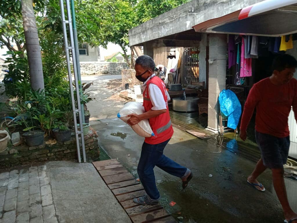 Penyerahan bantuan logistik untuk korban terdampak banjir pada Minggu kemarin (26/4/2020). Semoga bermanfaat 😇😇
.
.
.
<a href="/PMIJawaTengah/">PMI Jawa Tengah</a> <a href="/palangmerah/">Indonesian Red Cross</a> <a href="/sarwapramana/">Sarwa Pramana.</a> <a href="/arifinmhadi/">Arifin Muh. Hadi</a>  @humas_pemkabdemak
<a href="/Pak_JK/">Jusuf Kalla</a> <a href="/daryantoganteng/">Pak Daryanto</a>
