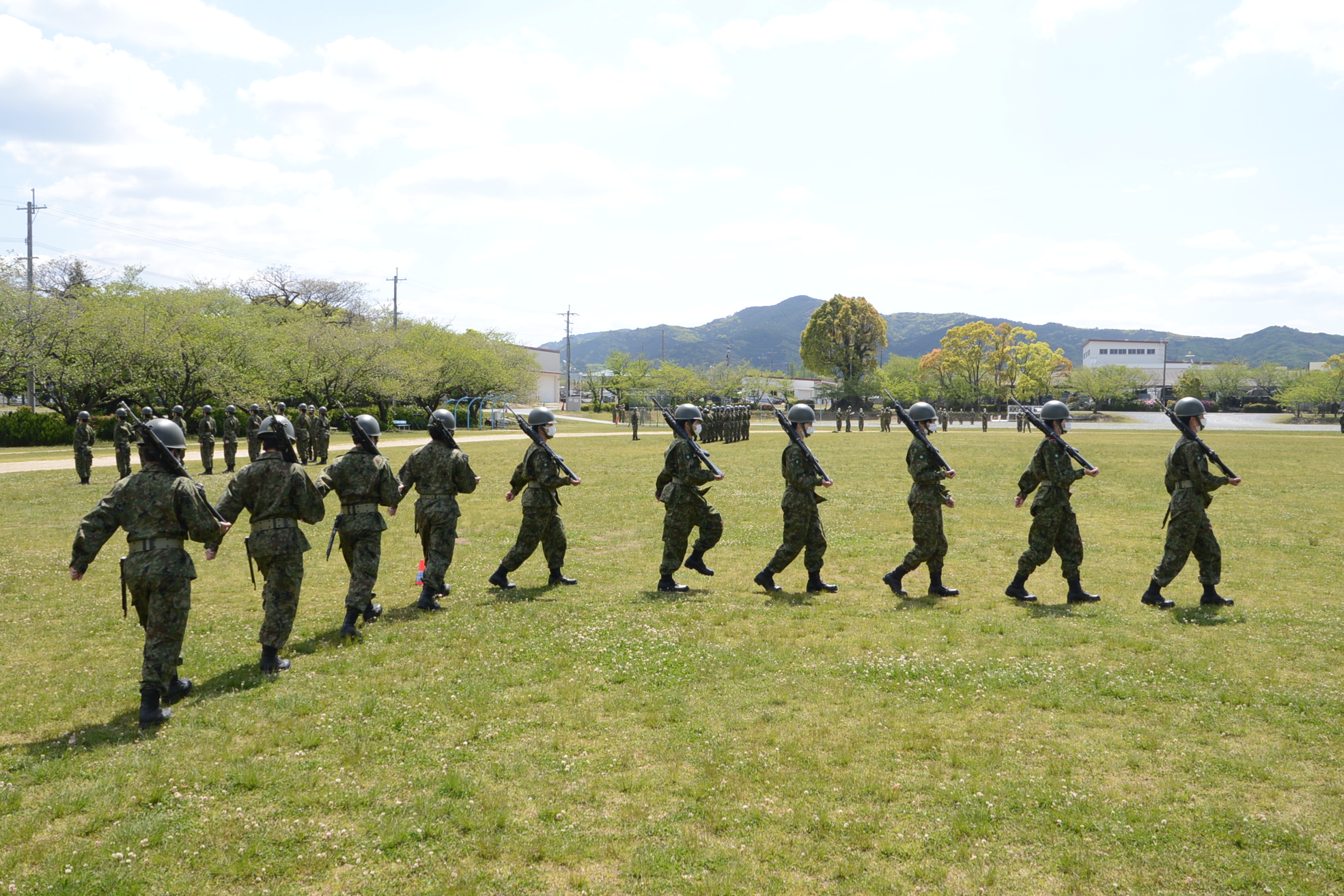 陸上自衛隊久留米駐屯地 班長 縦隊右へ 進め くるめっ娘 縦隊行進の訓練中 隊列を保持し胸を張って堂々とした行進 上達してますね くるめっ娘 うふふ上手でしょっ 上手です T Co 2r5fuqrstt Twitter