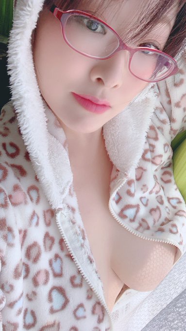 この前の別カット。 雨降って来た。。。 今日もお家でジャックとお仕事。 https://t.co/l12IzBDyJE