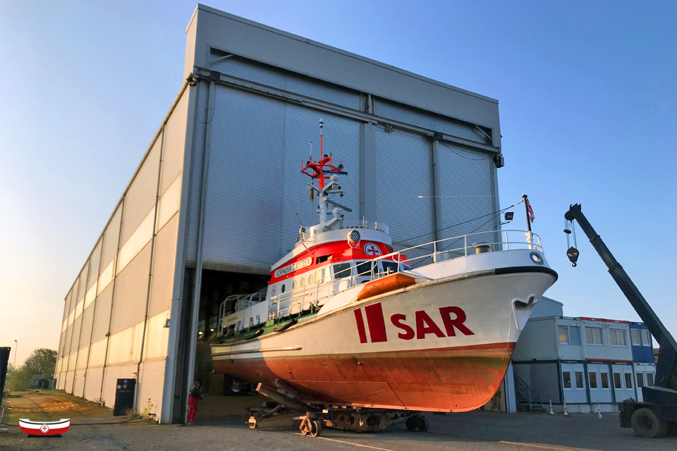 Seenotretter's tweet photo. Guten #Seenotretter-Morgen 🌅 aus #Bardenfleth/#Weser: Einmal „Haare waschen & legen“ 🚿 bitte! #Seenotrettungskreuzer VORMANN JANTZEN/ohne feste #DGzRS-Station für kurze Werftzeit 🛠️ bei #Fassmer an Land gegangen. Mit diesen stimmungsvollen Bildern allen eine gute Woche! https://t.co/JjsPTikGPG