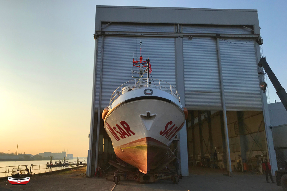 Seenotretter's tweet photo. Guten #Seenotretter-Morgen 🌅 aus #Bardenfleth/#Weser: Einmal „Haare waschen & legen“ 🚿 bitte! #Seenotrettungskreuzer VORMANN JANTZEN/ohne feste #DGzRS-Station für kurze Werftzeit 🛠️ bei #Fassmer an Land gegangen. Mit diesen stimmungsvollen Bildern allen eine gute Woche! https://t.co/JjsPTikGPG