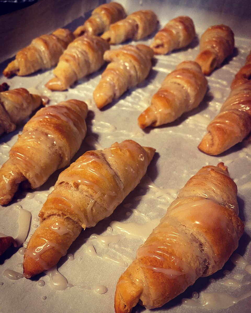 Kitten84Korean's tweet photo. Cinnamon sugar croissants with a salted caramel glaze 🥐 #QuaratineLife https://t.co/mw86ytV6yD