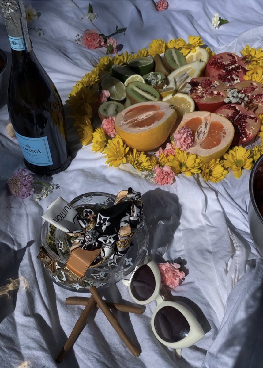 taylorwhitetv's tweet photo. MOOD from now till always 
👼🏼🥝🌈🍇🥖💕🥂🌱🍓💰🌬✨ https://t.co/EHYdbLNpLx