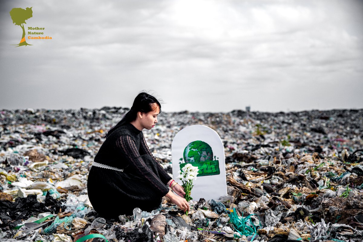 សុំទោសផែនដី ដែលខ្ញុំបានបំផ្លាញអ្នក 😔 សុំទោសផែនដី ដែលខ្ញុំមិនអាចការពារអ្នកបាន 😔 Sorry, Planet, for not being able to protect you. Pics taken @ Cheung Aek garbage dump, PP, 21 - 04 - 2020 #plasticpollution