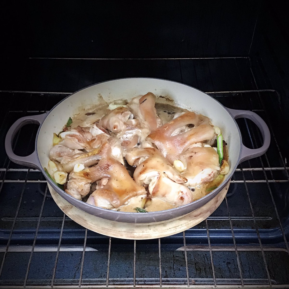 NancyL50964212's tweet photo. Sunday Cooking Day: Dinner #sundaydinnerideas #foodie #homecook #braisedpettitoes #pettitoes #滷豬腳 #lecreuset #braiser https://t.co/FHPS7mUtRg
