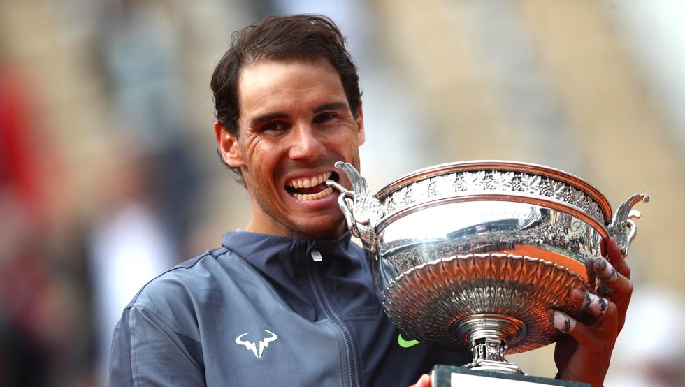 Rafael Nadal con il trofeo del Roland Garros 2020