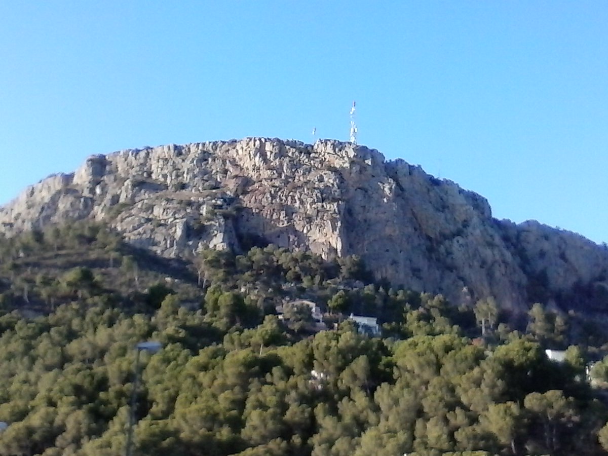 Matinal1078's tweet photo. #Dilluns... i des del #confinament... però intentarem posar-li bones vibracions a l'inici del matí i de la setmana, per cert, més curta que #divendres és festa. Des de #RàdioPalafrugell amb el #ClanMatinal i en Vicenç Rodríguez fent #teletreball #JoEmQuedoACasa . BON DILLUNS! https://t.co/IdpCY3Tq6T