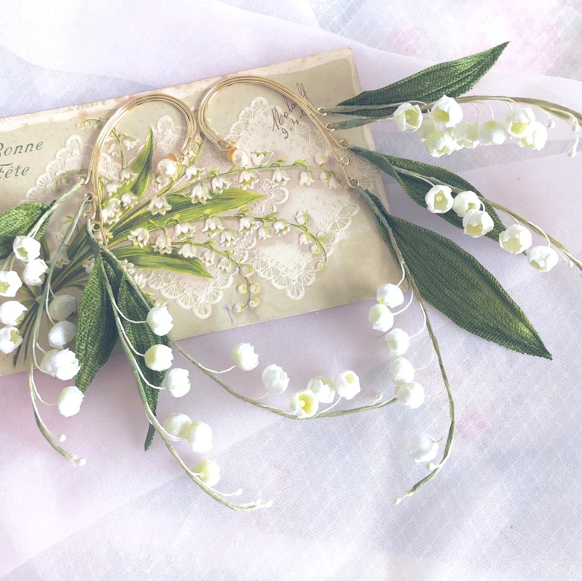 Henriette 布花作家 鈴蘭のイヤーフック 5月1日は スズランの日 Jour De Muguet フランス では 大切な人の幸福を願って鈴蘭の花を贈る習慣が ピアス派にもイヤリング派にも両用出来るイヤーフック お箱入りなのでプレゼント にオススメ