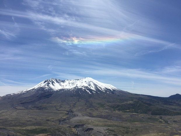 WeShallRise144K's tweet photo. Rainbow Radionic Effect over Mount St. Helens #RadionicShips #RadionicClouds #5D #HeavenlyHost #WatchTheSkies https://t.co/lpfHqylBAW https://t.co/3VMUpJTie7