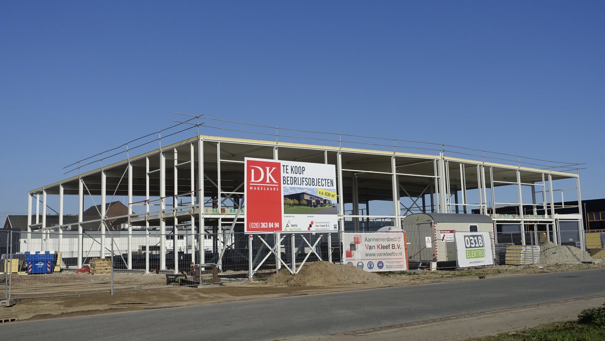 De bouw van de nieuwe vestiging van Veralux aan de Industrieweg 18 in Elst gaat door. Veralux betrekt het pand naar verwachting na de zomer. 

Er zijn nog 2 energiezuinige multifunctionele bedrijfspanden  beschikbaar.