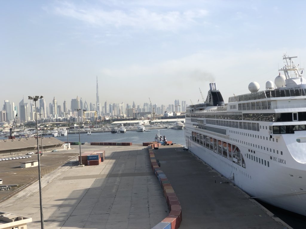 Anyways now I am on a bigger ship, in Dubai (we had a 2h van transfer from Abu Dhabi) and I’m still discovering the ways and venues on this vessel.
