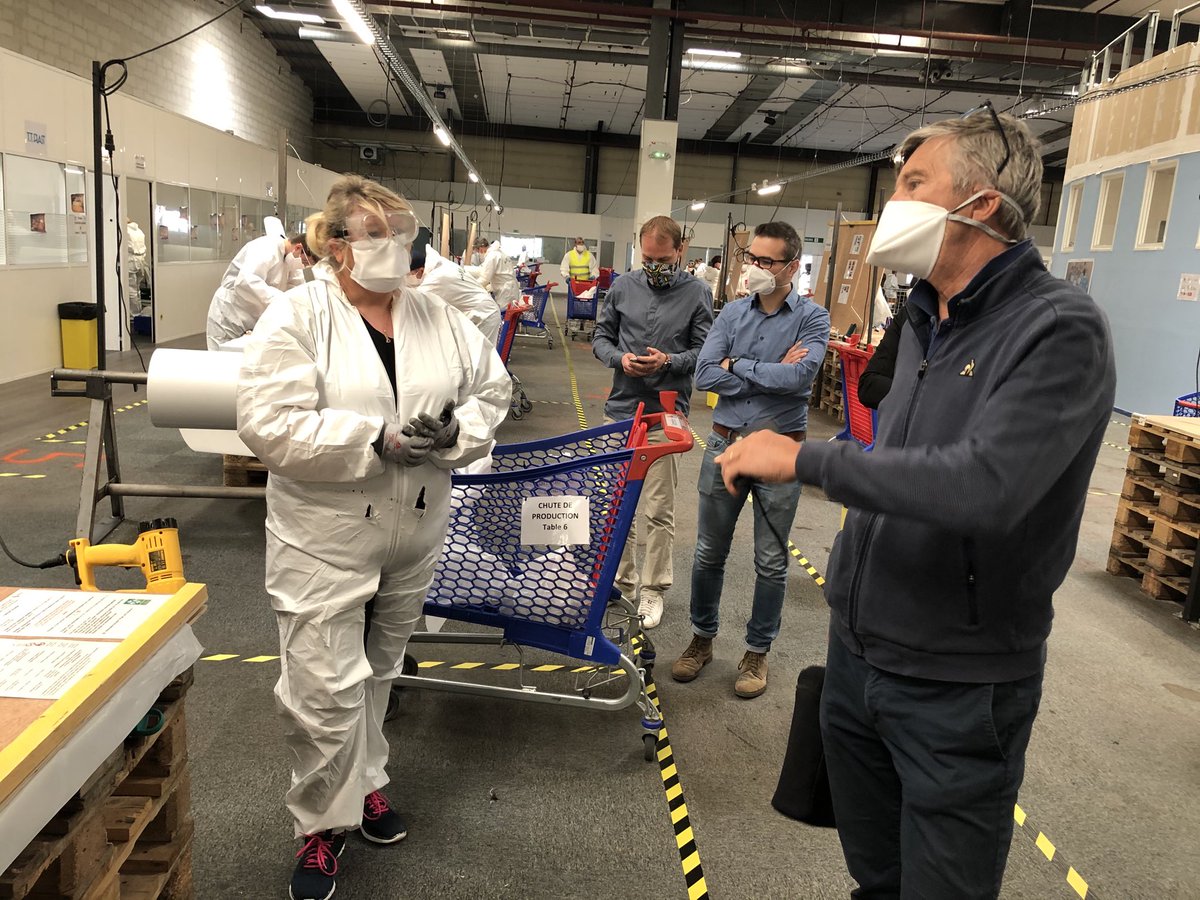 EURALOGISTIC's tweet photo. Mme Cecile Bourdon, Elue et bénévole et M #Lamblin pour le Conseil Regional et l'Etat échangent chez TTPlast sur la production des surblouses en @hautsdefrance @CCI_hdf @CCIArtois @PMArtois @euralens @AggloLensLievin https://t.co/QMAUA5QWkG