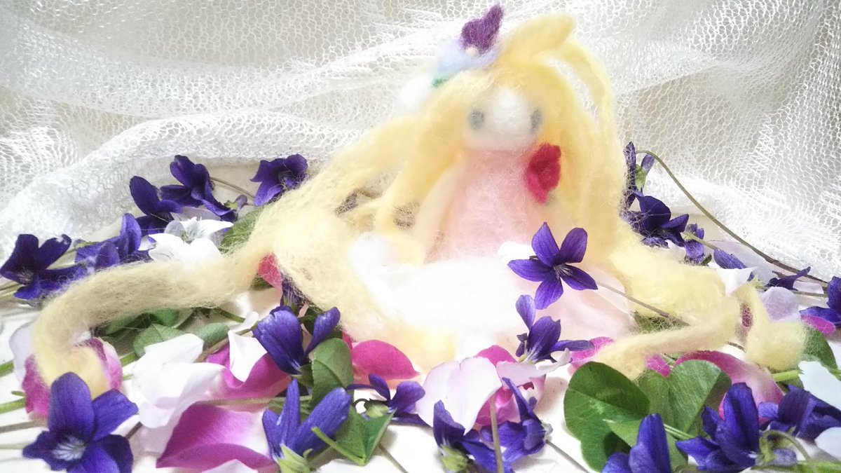 翠湖 春の花とフェルトマスコット ラプンツェル すみれやクローバー ピンクのバラと桜の花びらを敷きました お花畑に長い髪を下ろし座るラプンツェル 羊毛フェルト ハンドメイド Handmade ラプンツェル すみれ スミレ バラ クローバー 桜 翠湖 春の花とフェルトマスコット ラプンツェル すみれやクローバー ピンクのバラと桜の花びらを敷きました お花畑に長い髪を下ろし座るラプンツェル 羊毛フェルト ハンドメイド Handmade ラプンツェル すみれ スミレ バラ クローバー 桜