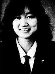 Pour ceux qui sont encore là, on va commencer... Junko est née le 18 Janvier 1971. A 16 ans, elle était étudiante au lycée Yashio-Minami. Elle était connue pour être une très jolie fille, et avait beaucoup d'admirateur.
