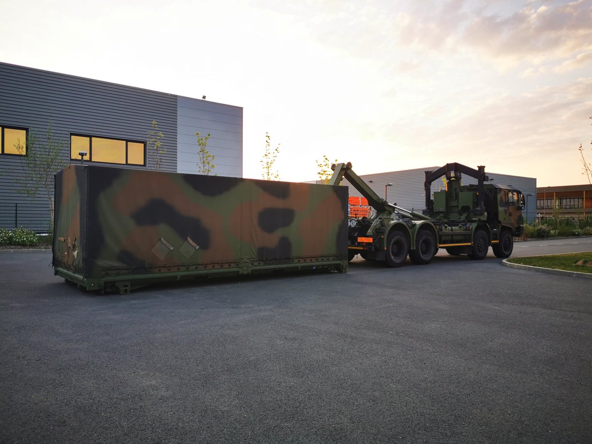 ApemFr's tweet image. Face à l’urgence sanitaire, nous restons engagés ! 
Pour lutter contre le #covid19, nous continuons à produire et livrer les claviers montés sur les équipements de désinfection de notre client PSA-Paris, pour assurer la protection des personnels dans les hôpitaux de campagne.