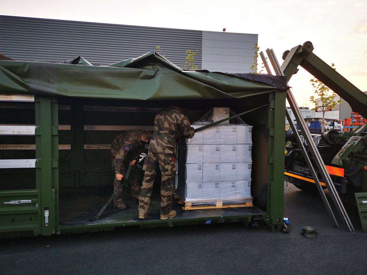 ApemFr's tweet image. Face à l’urgence sanitaire, nous restons engagés ! 
Pour lutter contre le #covid19, nous continuons à produire et livrer les claviers montés sur les équipements de désinfection de notre client PSA-Paris, pour assurer la protection des personnels dans les hôpitaux de campagne.