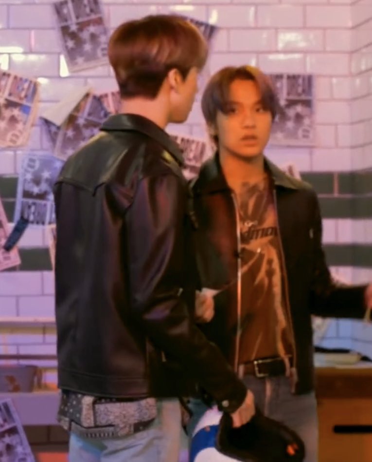 johnnysleftarm1's tweet photo. SOMEONE EXPLAIN ME WHY THE HELL HAECHAN LOOKS TINY NEXT TO JISUNG AND TALL NEXT TO JAEMIN https://t.co/NlgGDu7f8q