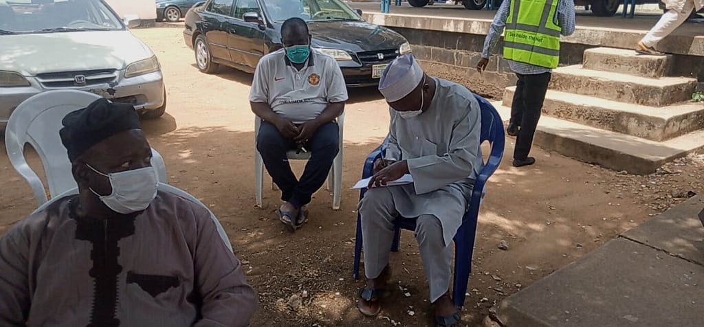 LgKaduna's tweet photo. The Executive Chairman Kaduna North Local Government, Hon. Saleh Shuaibu is chairing a stakeholders meeting on #COVID19 at Zakari Isa Memorial PHC, this is in an effort to curb &amp; prevent the community of Kaduna North LG from the global pandemic.

#StayHome #StaySafe
27/04/2020 https://t.co/XzbMb8Yj5s