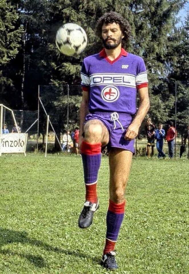 Hoy se cumple el aniversario de la muerte de Antonio #Gramsci, militante comunista, pensador y amante del fútbol. Cuando #Sócrates llegó a Italia para fichar por la Fiorentina le preguntaron quién era el mejor jugador italiano. Dijo: