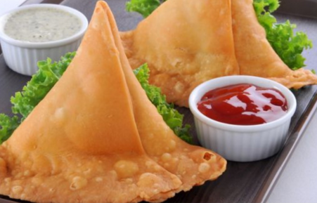 MeenaDasNarayan's tweet photo. Running out of ideas, so decided it would be grand old samosa for tea today...and the best way to test it out was on mom, she never touches samosas that are ordered... she had one, then two.....Mission accomplished :))) #MenuToday https://t.co/NRsxv3HHZC