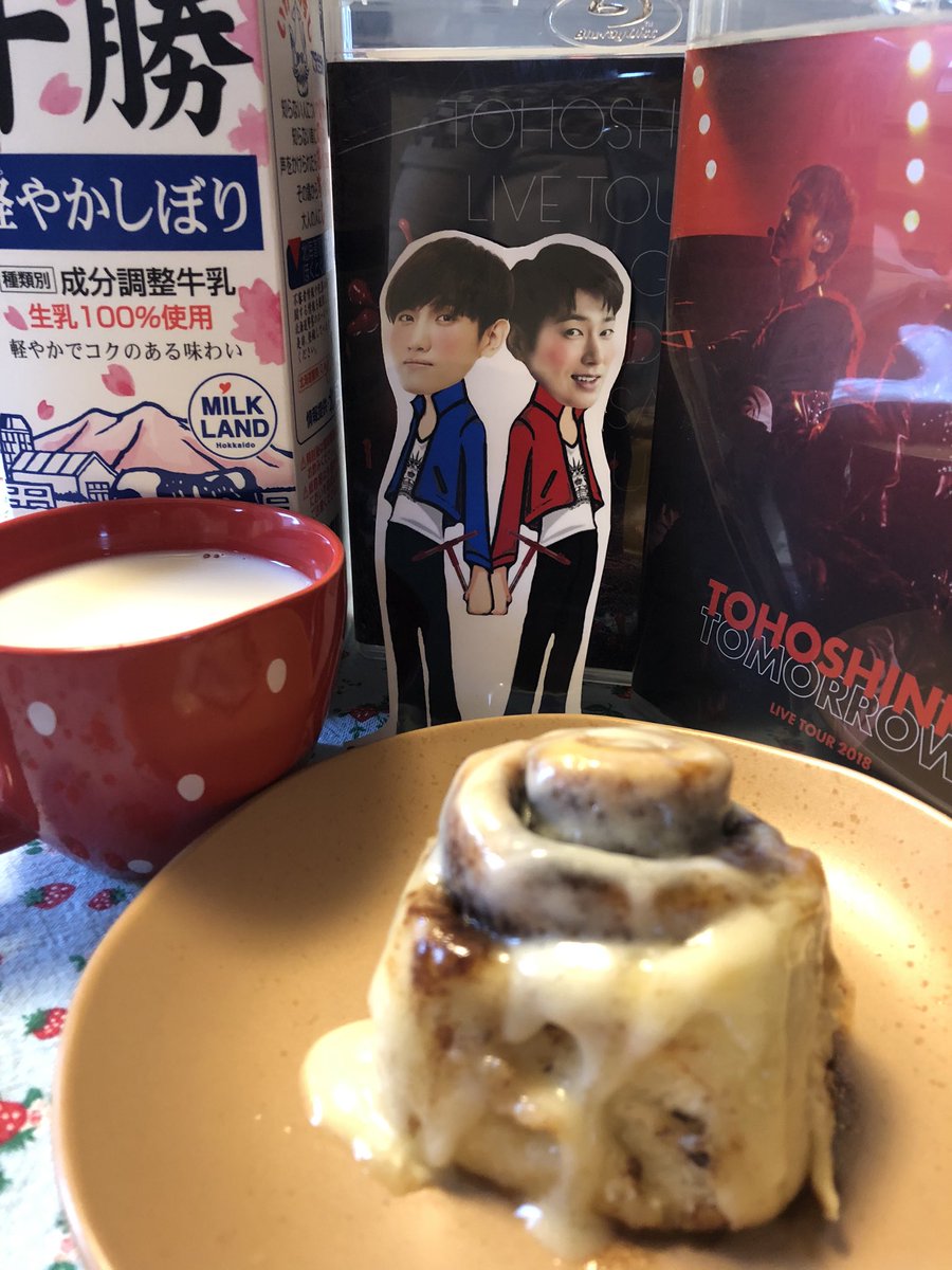 jiyuru1001's tweet photo. 東方神起15周年祝い日をシナボンと牛乳とお祝い🥛

#ChiIIabon 
#チルボン 
#シナボン 
#牛乳チャレンジ北海道 
#東方神起
#toho15th
#WeAreT
#TOHOBAND https://t.co/AWEX7ncO0a