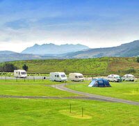 FriendsIsle's tweet image. Hats off Monday morning golf fans and hats off to our flag sponsor John MacLean at Torvaig Campsite   See you all back at Torvaig Campsite Portree soon we hope. Meantime #StayHomeSaveLives