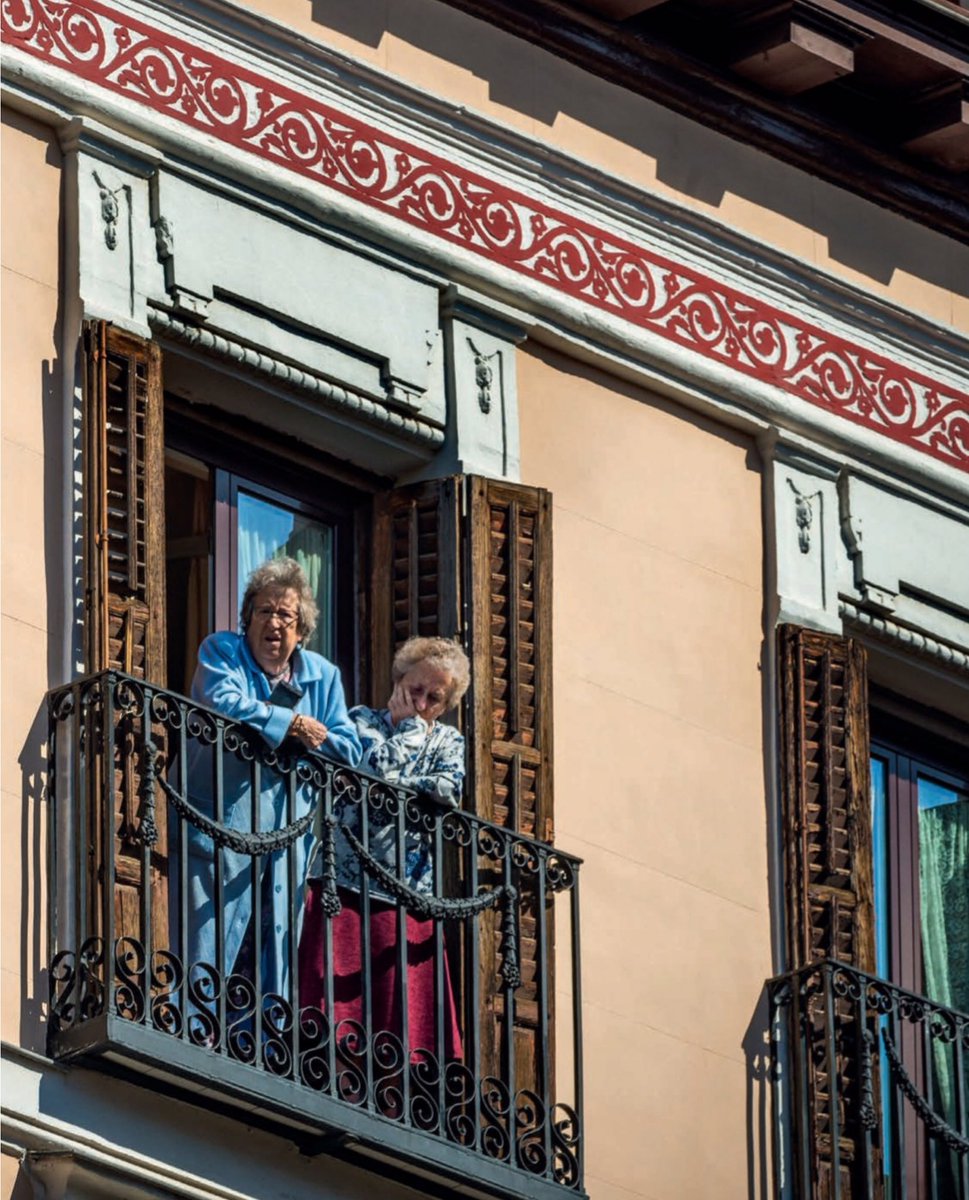 Siempre es un placer leer <a href="/VanityFairSpain/">Vanity Fair España</a> pero si encima te encuentras con un reportaje fotográfico de Sofía Moro, más.

En él, observamos el tiempo detenido por el #Covid_19. La vida de los otros. La de dos mujeres mayores asomadas a su balcón sin despegarse de la #radio.📻