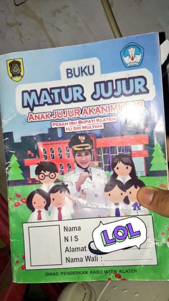 potretgenerasi's tweet photo. Bahkan buku sekolah anak-anak program dinas pendidikan juga harus ada foto Bupati? Hampir di semua lini dinas, kecamatan, kelurahan, semuanya ada informasi yang harus ad foto anda. Sudah banyak omongan di luar bahwa yg anda lakukan itu kampanye terselubung

#BupatiKlatenMemalukan https://t.co/X3Va5ZTWS8