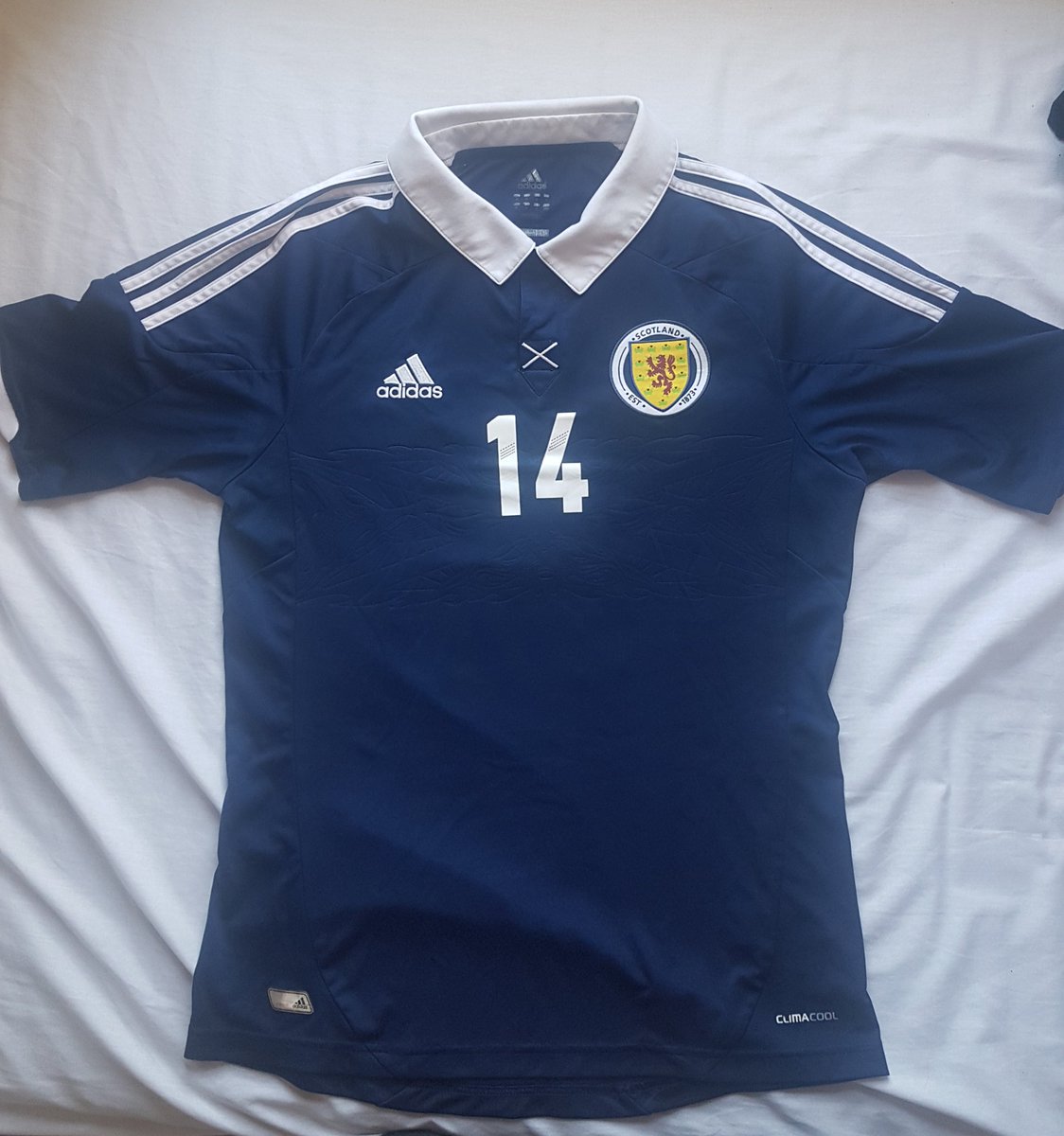 Day 33:Scotland home, 2011-13.Another Scotland shirt, another failed qualifying campaign, this time for the 2014 World Cup.Horsed Croatia at home, couldn& #39;t beat Macedonia at home. Beat Croatia away, got roasted home and away by Wales. 8/10. @homeshirts1  @TheKitmanUK