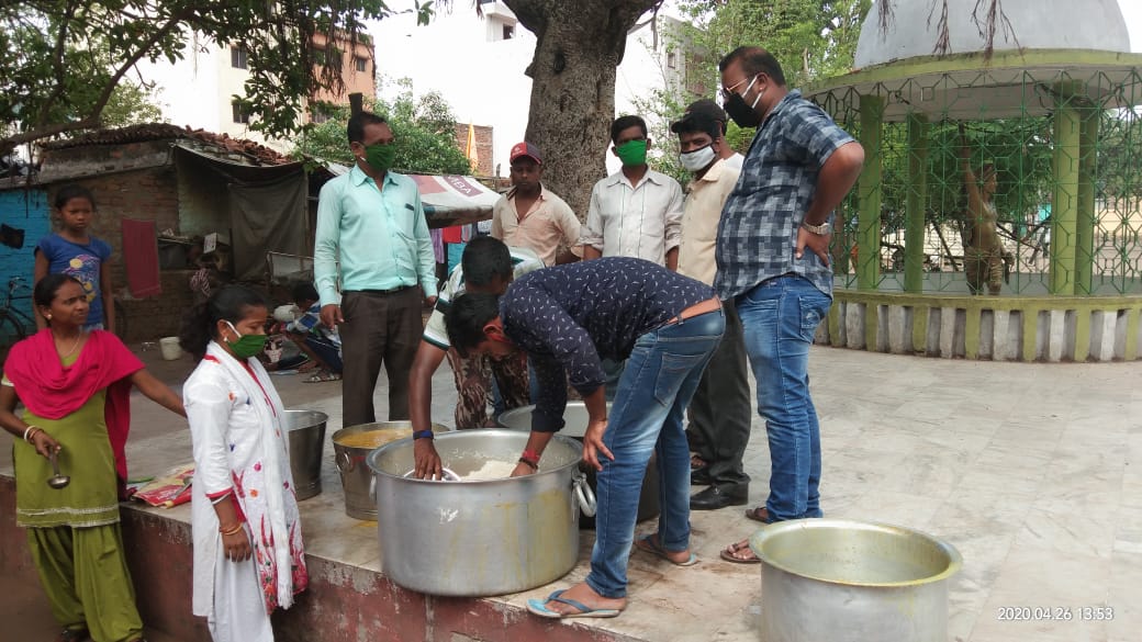 AnjaneyaTrust's tweet photo. पका हुआ भोजन वितरण https://t.co/7IuxkshJoi