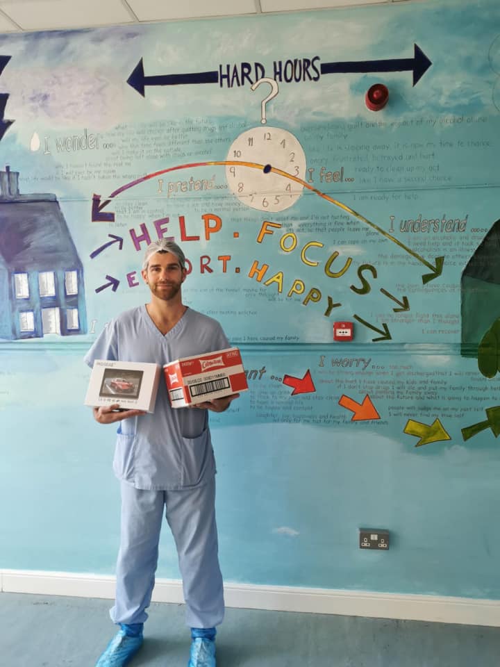robinhoodprcv19's tweet photo. The covid-19 mental health ward in Holywell hospital received tablets, shoe covers, hair covers and some much deserved snacks today through #TheRobinHoodProject! https://t.co/PZxaxFsRNg