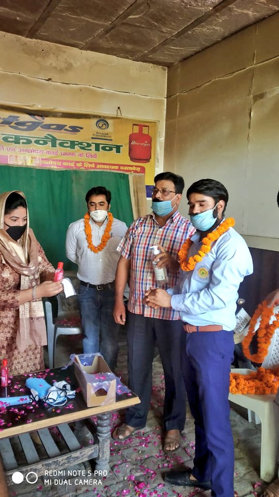 pvvnlghaziabad's tweet photo. Chairman @Reenabhati6 of nagar palika khoda has given thanks to all electricity staff #CovidWarriors of  Div11GZB for giving uninterrupted supply during this difficult time by showering flowers on team. @MdPvvnl 
#IndiaFightsCOVID19 https://t.co/3HaeTI9x3z