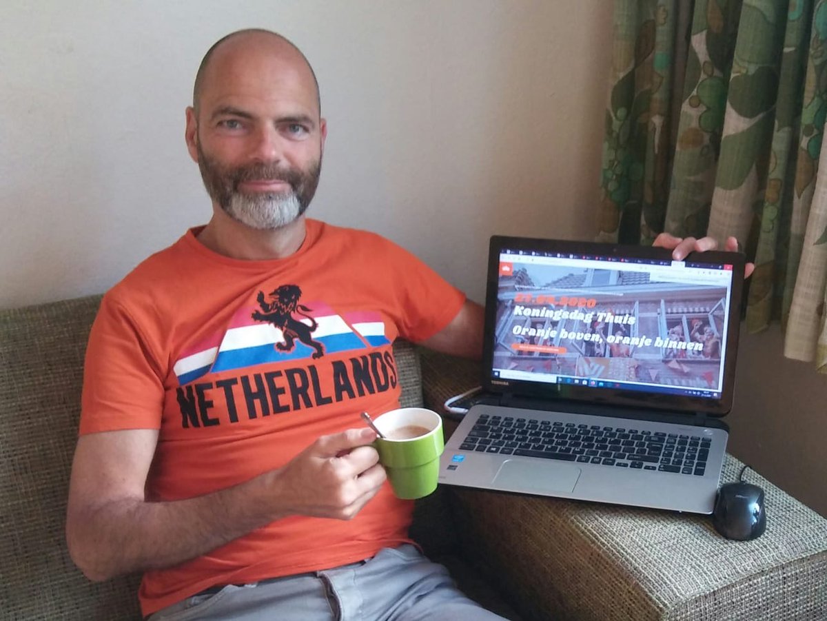 William wenst iedereen een fijne koningsdag! Morgen is hij er natuurlijk bij, dan is de grote finale van de #nationalethuisbingo Je kan jezelf of iemand die je kent nog steeds aanmelden via denationalethuisbingo.nl #bingo #ouderen #zorg #corona #oranje