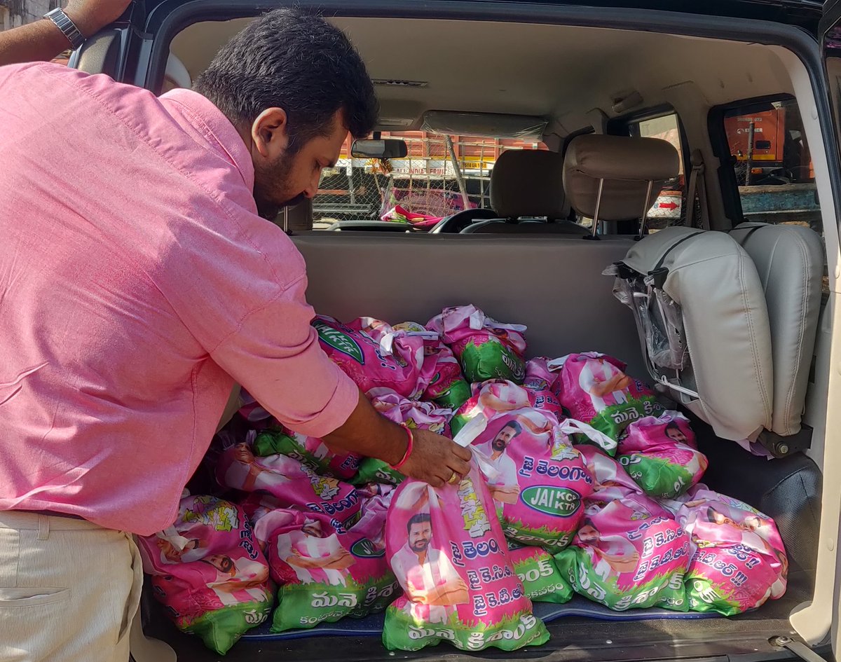 Krishank_BRS's tweet photo. Celebrating #20YearsOfTRS ,
distributed yesterday, today Essentials to 450 families of party members in several booths of Cantonment
#Lockdown #Corona #coronavirus is fight we are all facing together and we shall overcome every crisis under able leadership of our beloved #KCR https://t.co/I1tN8wsa5K