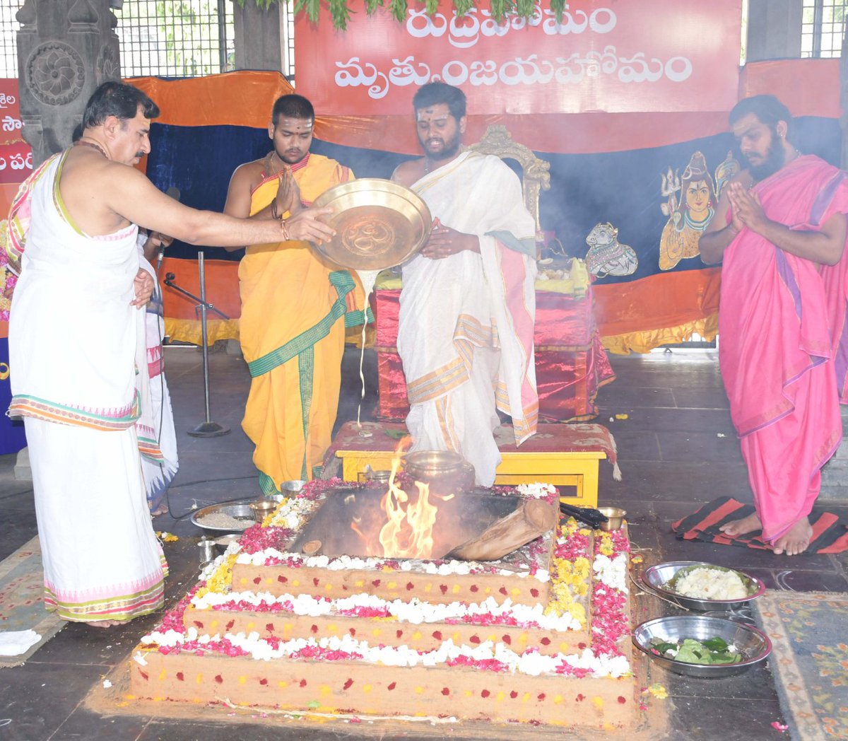 SrisailaTemple's tweet photo. ఓం నమః శివాయః
శ్రీ మాత్రే నమః

" మహా మృత్యుంజయ – రుద్ర హోమం "

ప్రస్తుతుం ప్రపంచాన్ని పట్టి పీడిస్తున్న కరోనా వ్యాధి తక్షణ నివారణ కోసం శ్రీశైల దేవస్థానం శాస్త్రోక్తంగా 41 రోజులుగా మహా మృత్యుంజయ హోమము మరియు పాశుపత జపం నిర్వహించి ఈ రోజు పూర్ణాహుతి చెయ్యడం జరిగినది.. https://t.co/wYRIbpsQbi