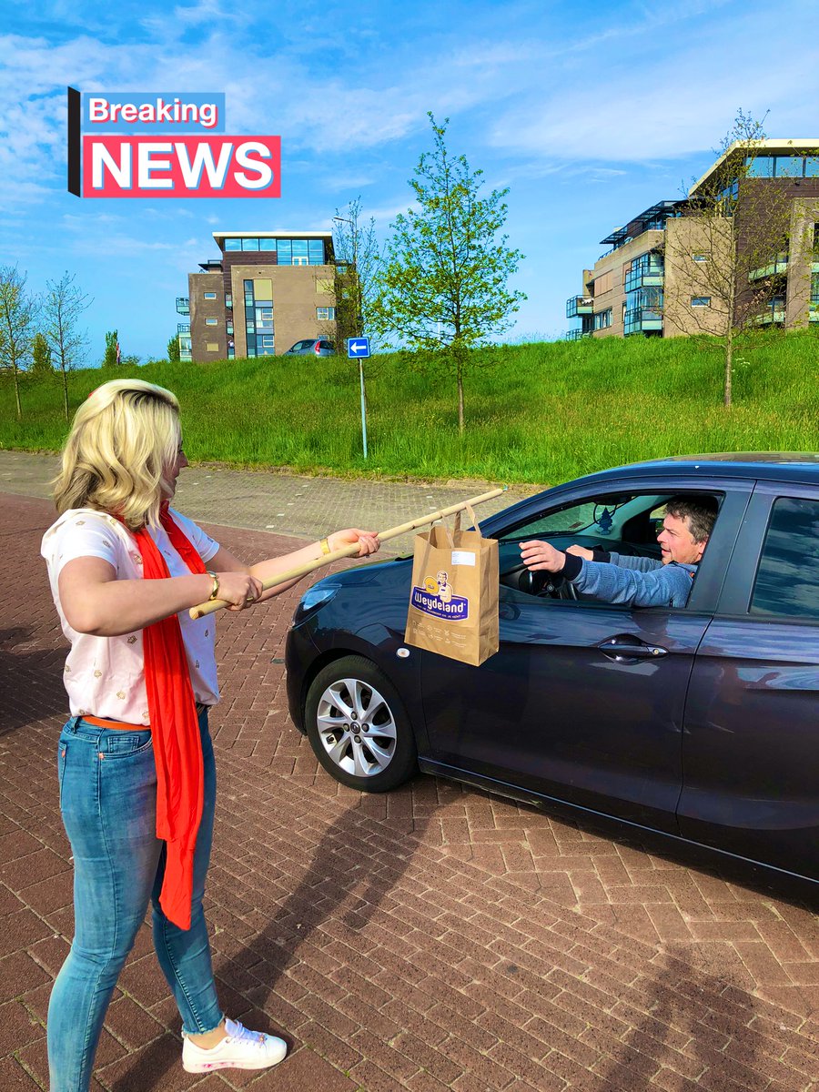 1e lunchbox overhandigd op gepaste afstand #Koningsrit #koningsdag2020