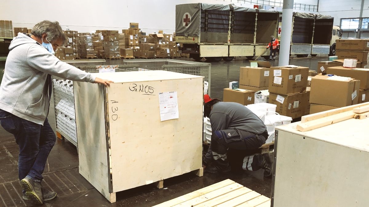 LANXESS_DEU's tweet photo. Am Wochenende ist die Spende für 100.000 Liter unseres #Desinfektionsmittel|s Rely+On Virkon beim NRW-Gesundheitsministerium @MAGS_NRW angekommen und wird von dort weiterverteilt. #QualityHelps https://t.co/pP7yPApqzC