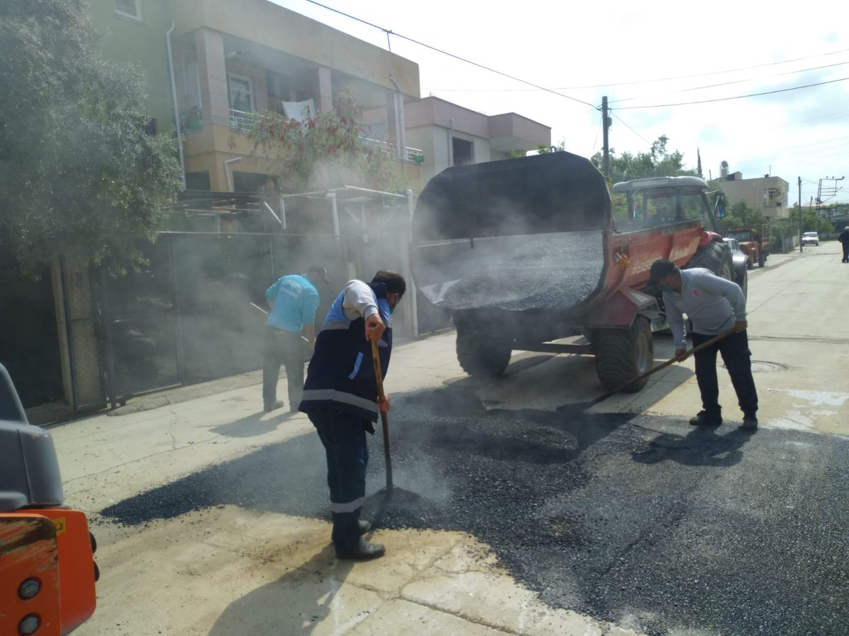 kadirlibel's tweet photo. Belediyemiz Fen İşleri Müdürlüğü ekiplerimzi tarafından Mahallelerimizde yol bakım ve onarım çalışmaları devam ediyor. https://t.co/Nu0ZBhjert