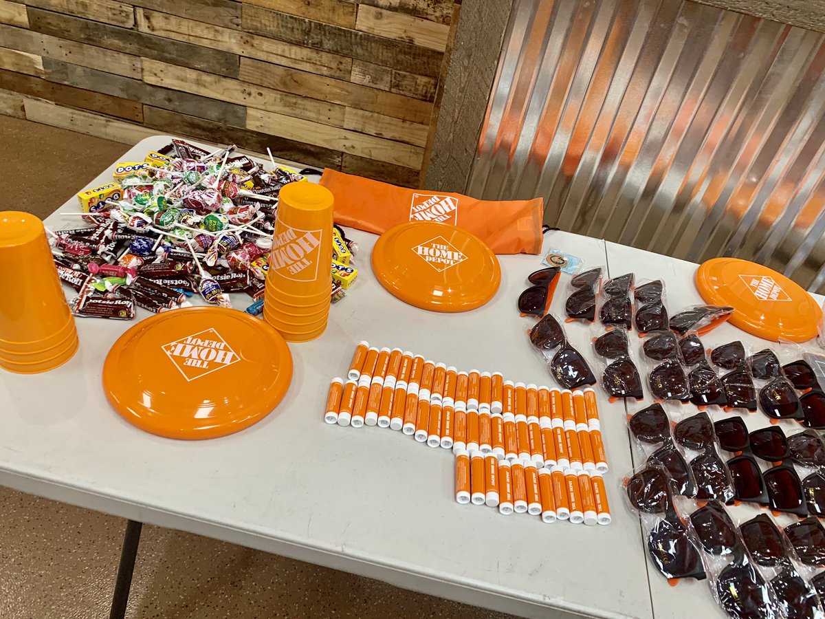 SHolsendolph's tweet photo. BEST WEEK EVER😎#key4vibes #effectiveness #pleasekeep6ft #BESTWEEKEVER @Brandi_Mathis84 @HomeDepot5085 @JacobiBrown7 @OttoJohnson3 @adam011977 https://t.co/uvIOkOt3uG