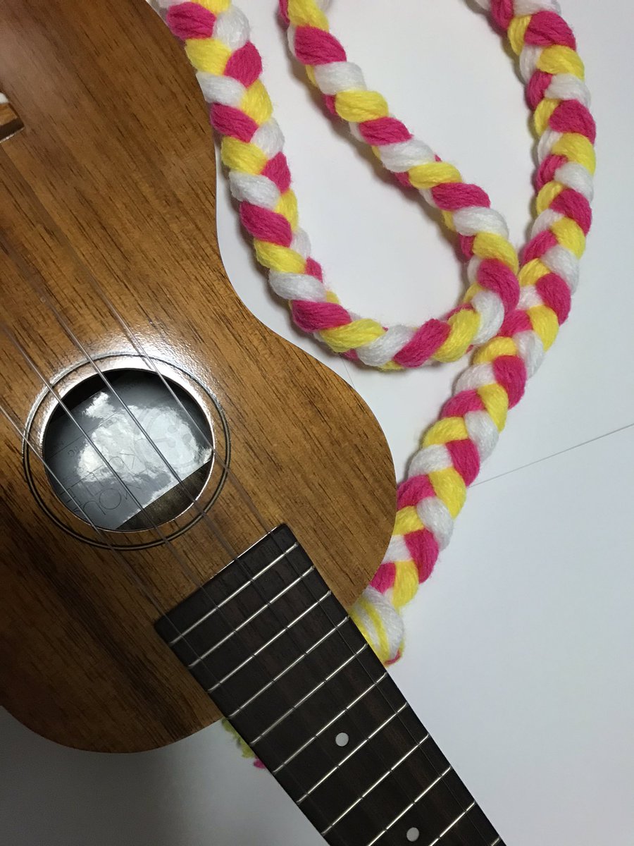たまごサンド 偶然に発見したyoutubeの動画 ウクレレストラップの作り方 ガズレレのガズさんの奥様が楽しそうに作っていらっしゃったので 私も作りたくなった 子どもが宿題で使った毛糸が沢山余ってたし 2本作ったけど ストラップピンがないので